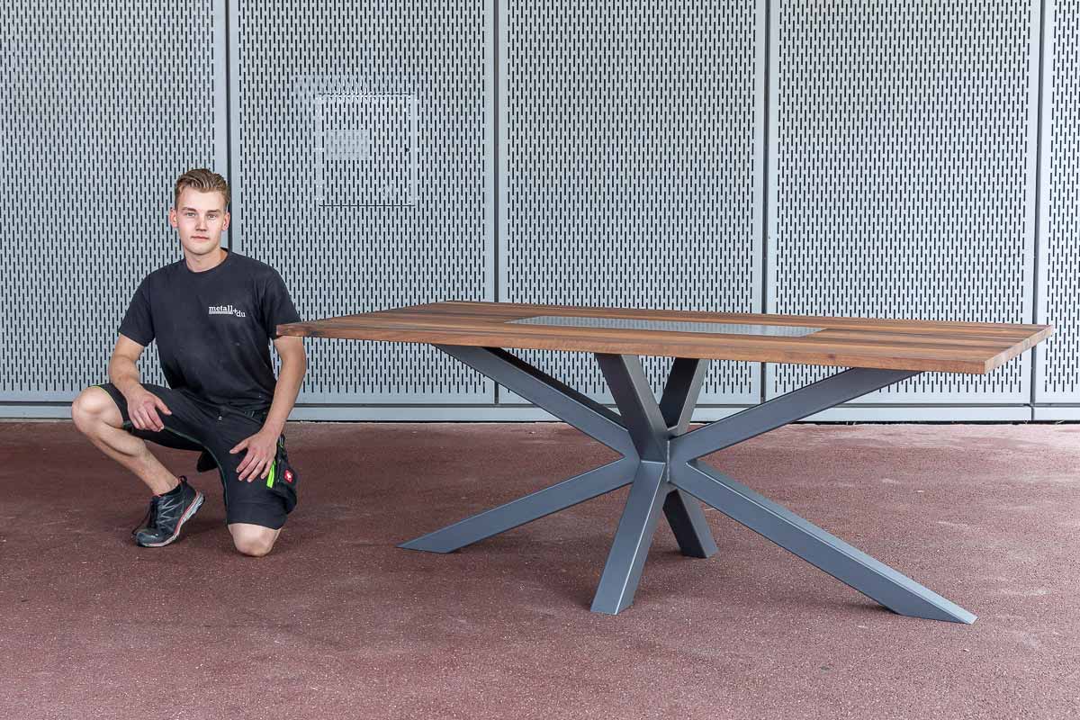 Des apprentis argoviens en construction métallique impressionnent avec des tables de leur propre création